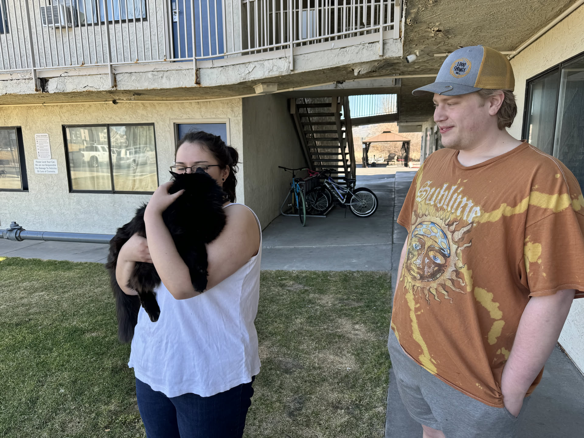 When they got to Airalynn’s place, they brough out her cat Bruce to visit.