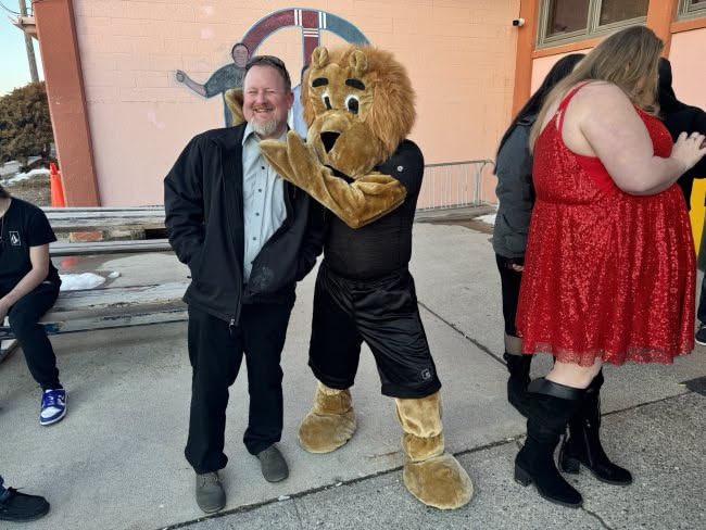 While waiting in line, we got molested by the mascot.