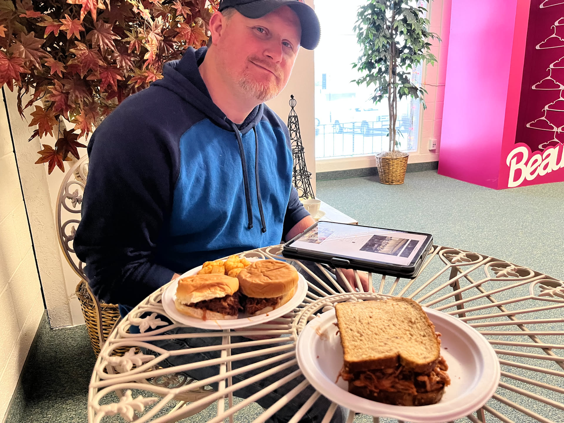 Deanna made dinner tonight for us to eat when we got to Pix… Pulled Pork Sandwiches!