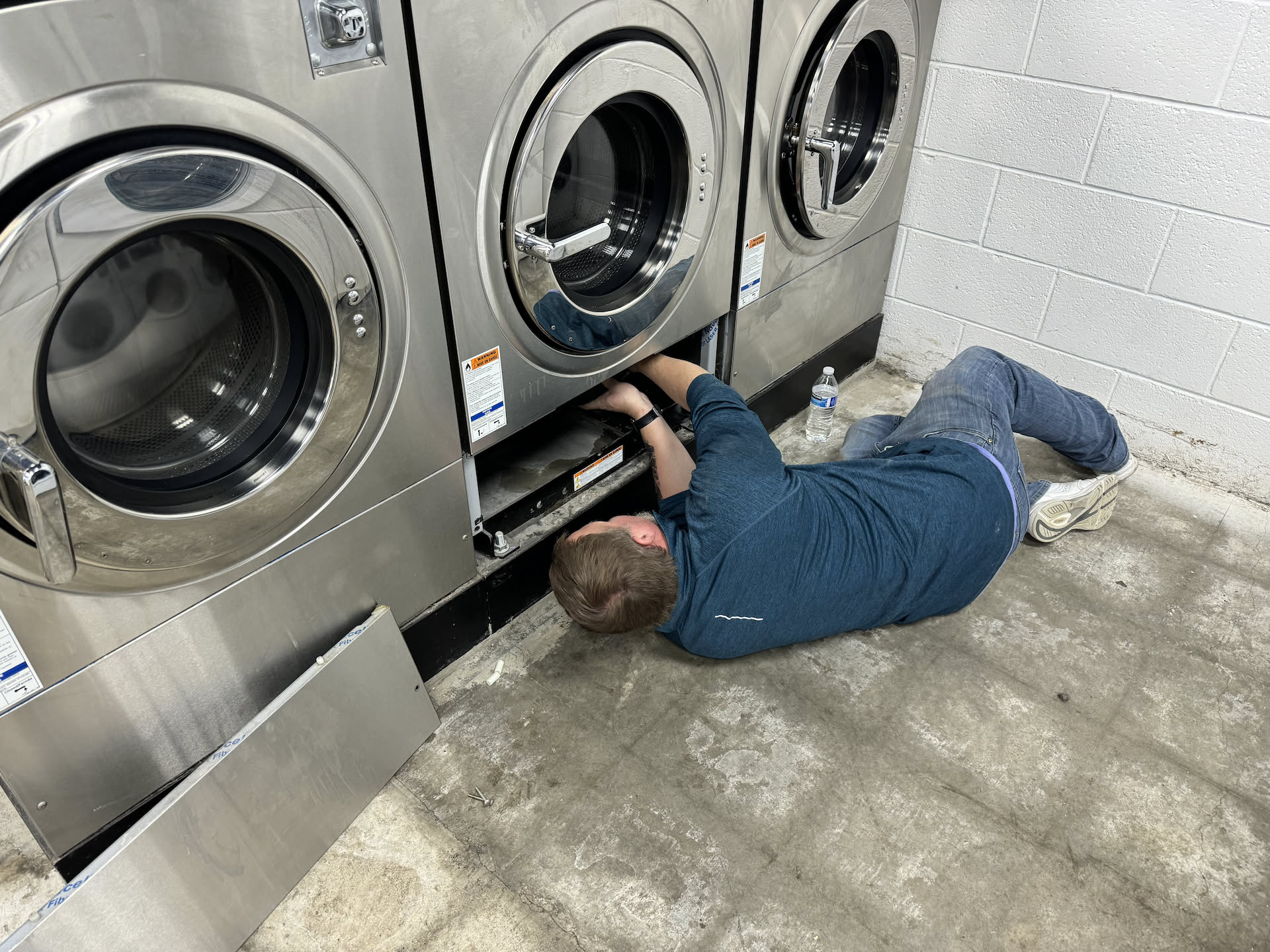 Finally found the cause of the problem, a bra wire wedged itself in the drain preventing it from closing. Nick’s quote “I’m too old to be bending over like this”