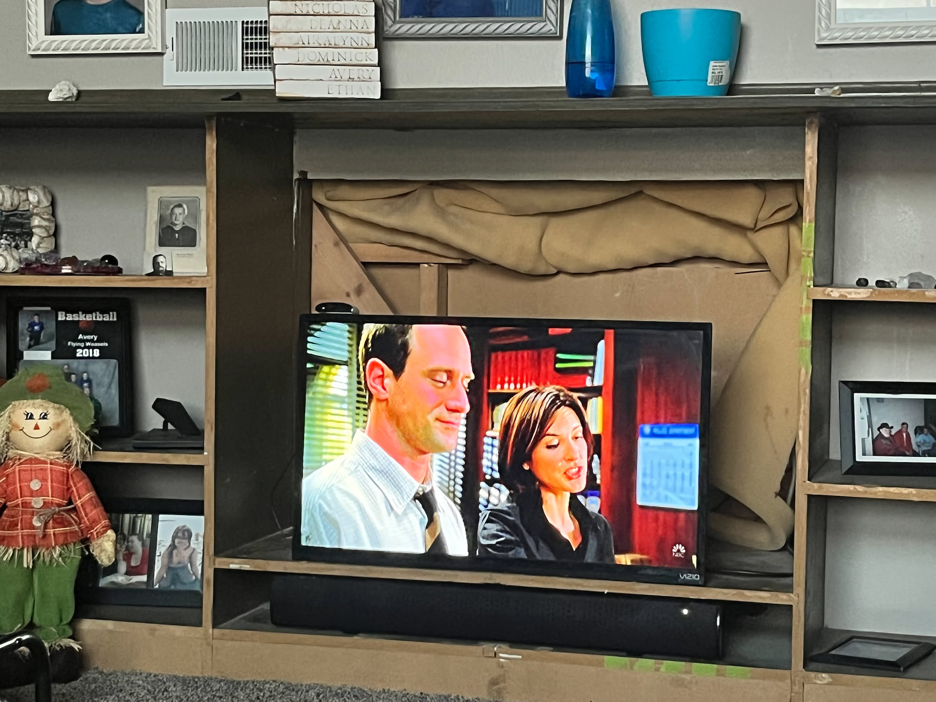 Deanna decided to watch a little SVU while she waited for the concert to start.