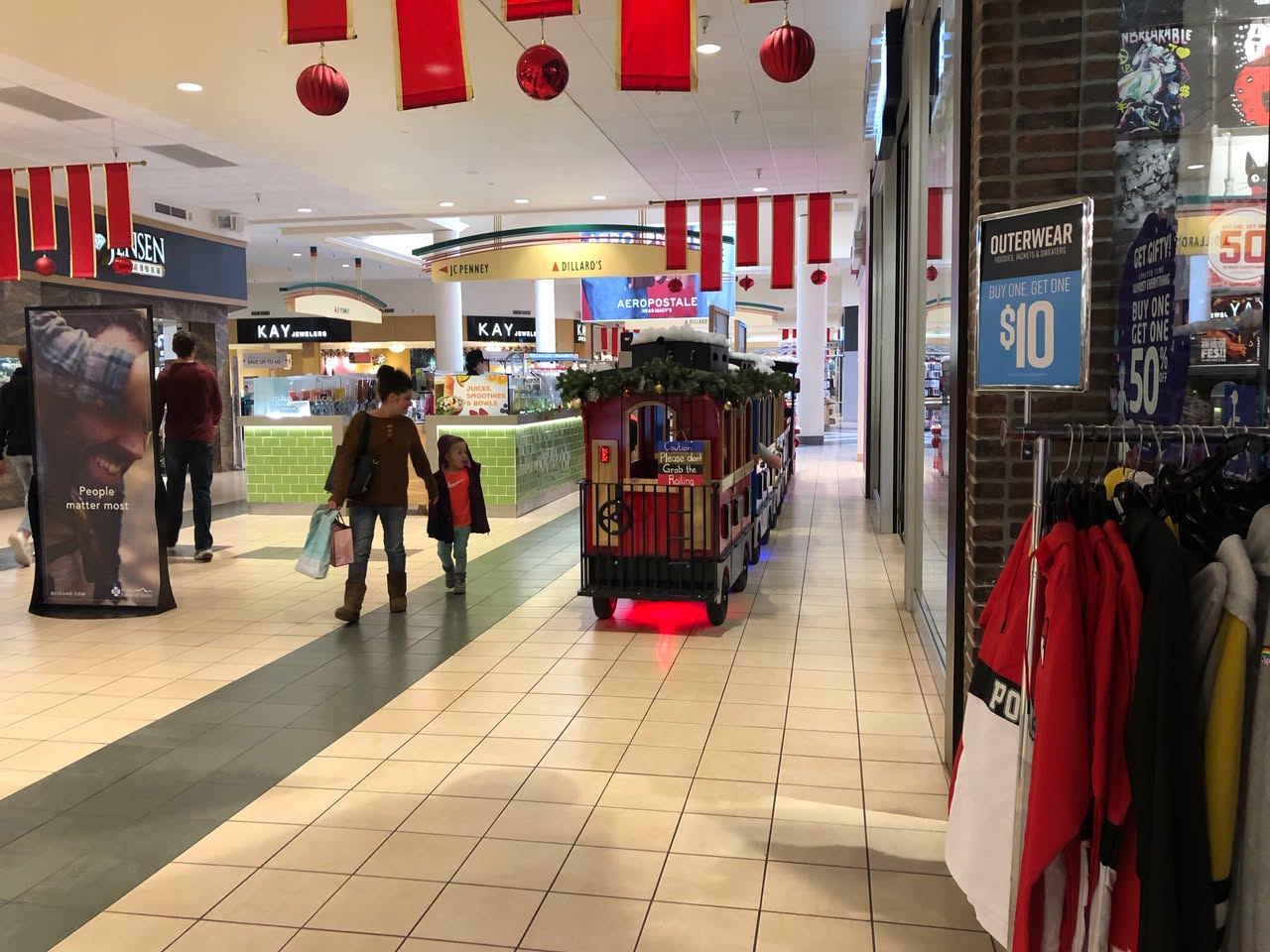 Deanna took Airalynn to the mall for some shopping.