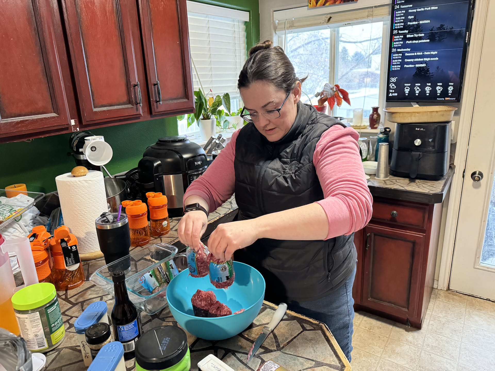 While Ethan and Nick were watching the laundromat, Deanna and Avery were at home making dinner.